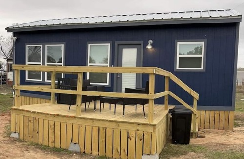 Brenham Apartamento | Cozy tiny house on a farm with a large deck to watch the sunrise and sunset.!