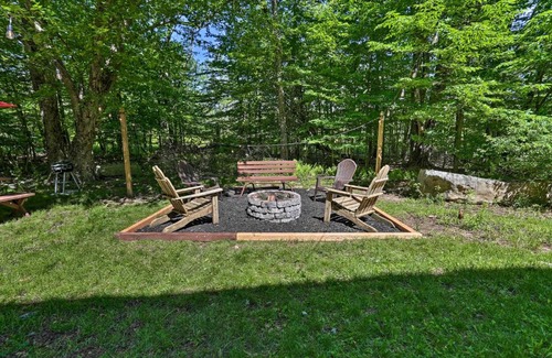 Tobyhanna Casa | Cozy Tobyhanna Cabin with Hot Tub and Resort Amenities