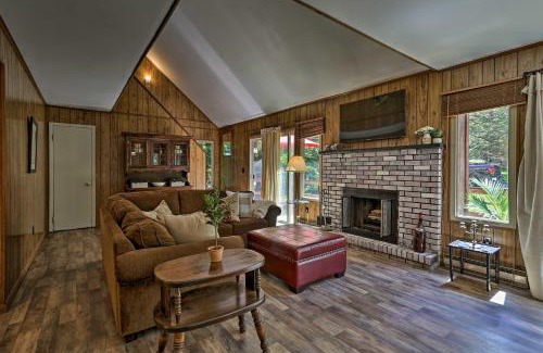 Tobyhanna Casa | Cozy Tobyhanna Cabin with Hot Tub and Resort Amenities