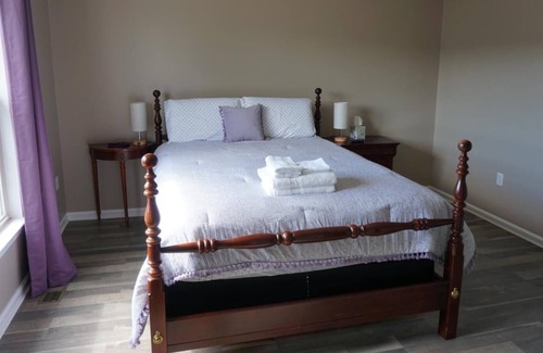 Newark Casa | Cozy Townhome conducive for long term stay.