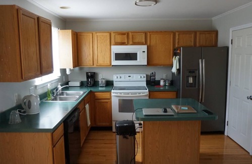 Newark Casa | Cozy Townhome conducive for long term stay.