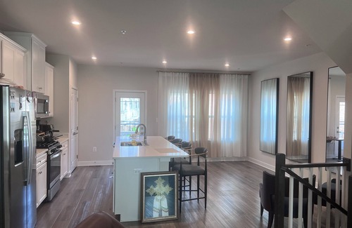 College Park Casa | Cozy townhome private master bedroom in serene Chillum with AC, WiFi,