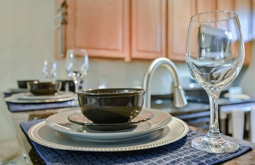Central Arlington Condominio | Cozy Townhome walk to UTA, Downtown, mins to AT&T