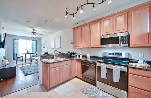 Central Arlington Condominio | Cozy Townhome walk to UTA, Downtown, mins to AT&T