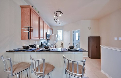 Central Arlington Condominio | Cozy Townhome walk to UTA, Downtown, mins to AT&T