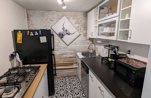 Mahncke Park Casa | Cozy townhome with 4 beds for 5 guests, full bath, kitchen, living room & patio!