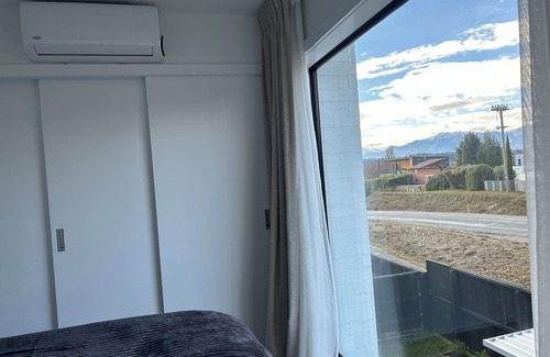 Albert Town Casa | Cozy Townhouse by the river with indoor fireplace
