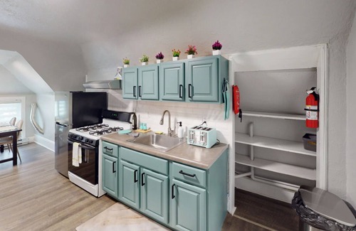 Irvington Casa | Cozy Traveling Professional's Retreat 15 min to EWR, Near NYC