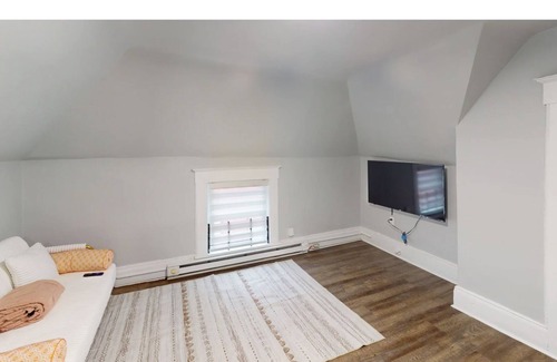 Irvington Casa | Cozy Traveling Professional's Retreat 15 min to EWR, Near NYC