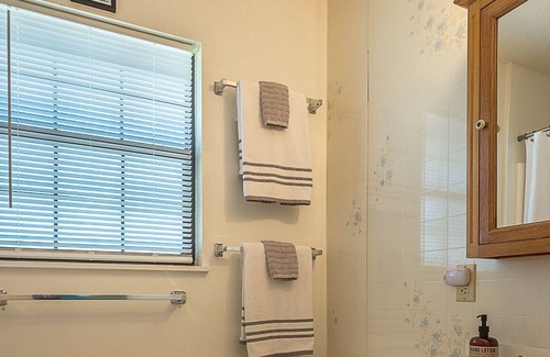 Alligator Point Cabaña | Cozy Treehouse Hideaway just Steps to the Beach!