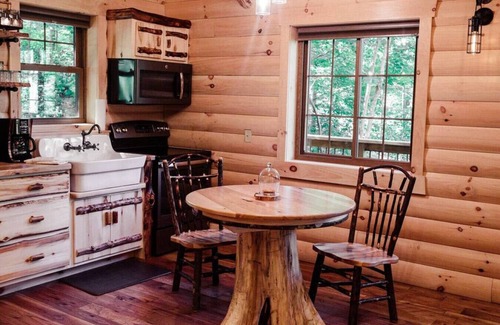 Millersburg Cabina | Cozy Treetop Getaway with Hot Tub