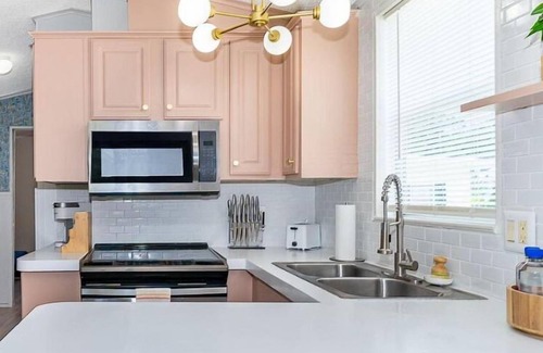 Kissimmee Cabaña | Cozy Tropical Cottage - 4 mi to Disney