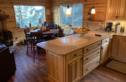 Ponderosa Cabina | Cozy two bedroom cabin with hearty Firewood Stove/Game Room