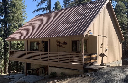 Ponderosa Cabina | Cozy two bedroom cabin with hearty Firewood Stove/Game Room