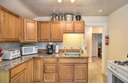 Elkhart Lake Apartamento | Cozy Unit with Patio Walk to Dining, Lake Elkhart!