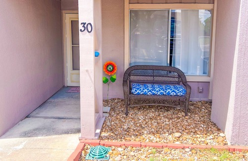 Canyon Lake Condominio | Cozy up by the Lake! Boat or Jet Ski parking! King Bed!