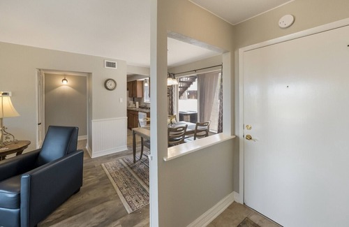 Canyon Lake Condominio | Cozy up by the Lake! Boat or Jet Ski parking! King Bed!