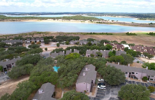 Canyon Lake Condominio | Cozy up by the Lake! Boat or Jet Ski parking! King Bed!