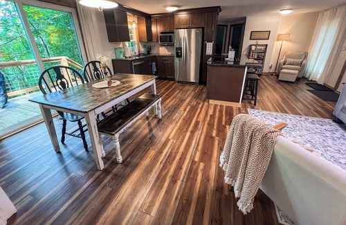 West Jefferson Cabina | Cozy Up in the Carolina Mtns–Your Perfect Winter Escape Awaits @ Shady Grove