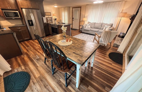 West Jefferson Cabina | Cozy Up in the Carolina Mtns–Your Perfect Winter Escape Awaits @ Shady Grove