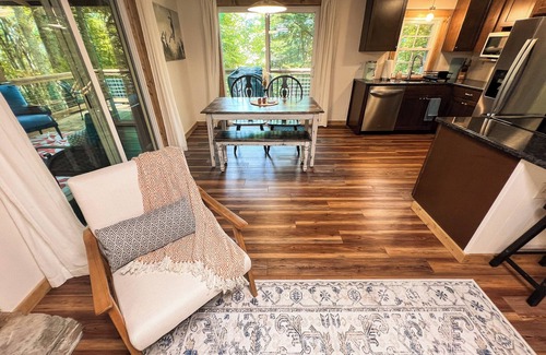 West Jefferson Cabina | Cozy Up in the Carolina Mtns–Your Perfect Winter Escape Awaits @ Shady Grove