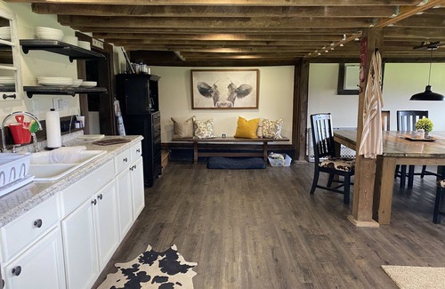 Arlington Casa | Cozy updated barn on 50+ acres!