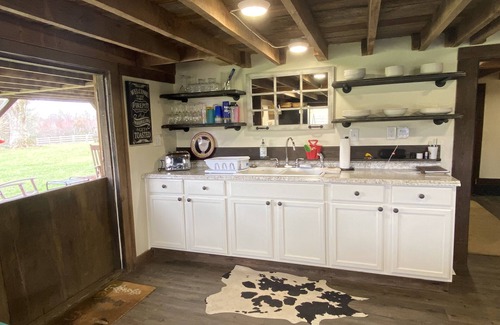 Arlington Casa | Cozy updated barn on 50+ acres!
