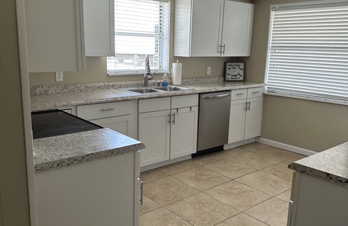 Fernandina Beach Cabaña | Cozy updated cottage located downstairs and Steps away from beach access 9N.