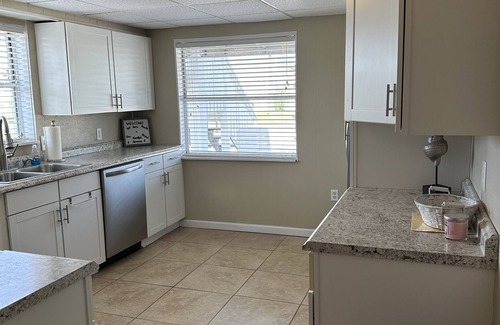 Fernandina Beach Cabaña | Cozy updated cottage located downstairs and Steps away from beach access 9N.