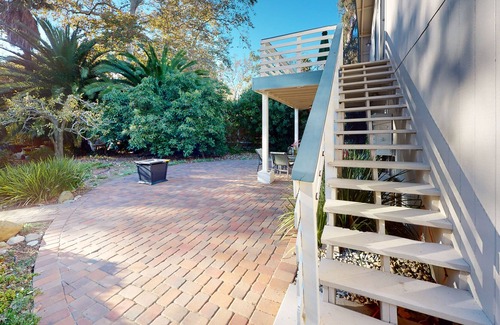 Goleta Apartamento | Cozy upper apartment with private deck, shared patio & firepit - near beach/golf