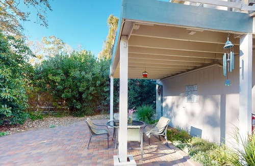 Goleta Apartamento | Cozy upper apartment with private deck, shared patio & firepit - near beach/golf