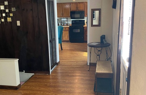 Ambridge Casa | COZY URBAN BUNGALOW Pet Friendly! Near PIT Airport, Pgh Stadiums & Museums!