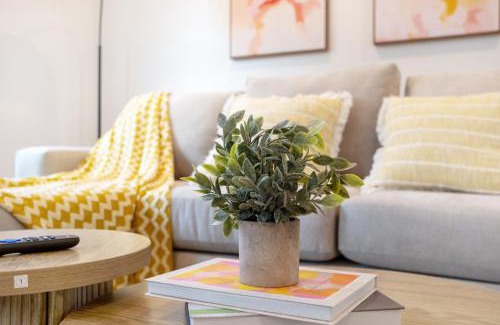 Downtown Los Angeles Casa | Cozy Urban Retreat near Downtown LA & USC - Private room with shared Living room and kitchen