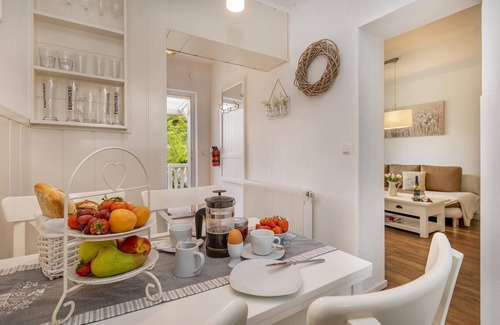 Zingst Apartamento | Cozy vacation apartment on the Baltic Sea in the green, with fireplace and sauna.