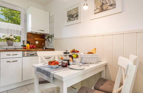 Zingst Apartamento | Cozy vacation apartment on the Baltic Sea in the green, with fireplace and sauna.