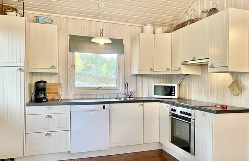 Arendal Cabina | Cozy vacation home in southern Norway (Tromøy, Arendal) with a boat and a pier.