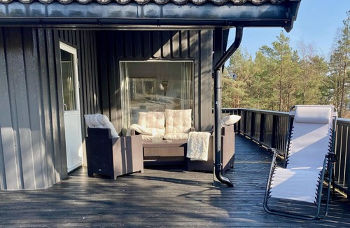 Arendal Cabina | Cozy vacation home in southern Norway (Tromøy, Arendal) with a boat and a pier.