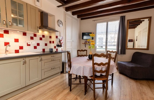 Montreuil-le-Henri Cabaña | Acogedor refugio en Montreuil-le-Henri: confort, wifi, naturaleza y encanto local