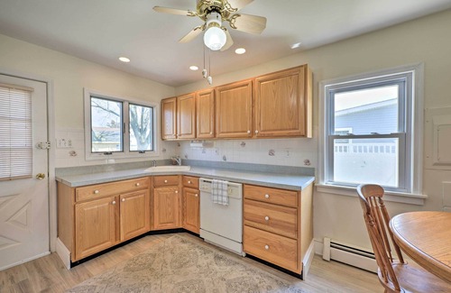 Villas Cabaña | Cozy Villas Cottage w/ Deck, 1/2 Block to Beach!