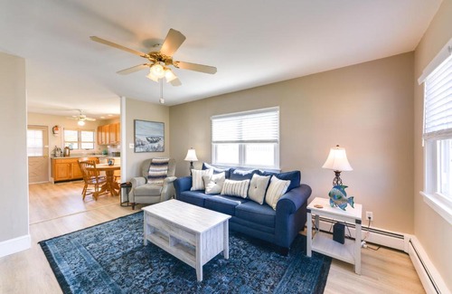 Villas Casa | Cozy Villas Cottage with Deck, half Block to Beach!