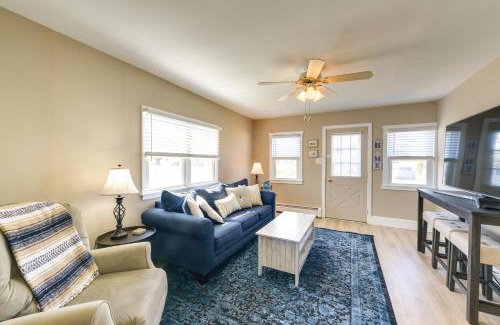Villas Casa | Cozy Villas Cottage with Deck, half Block to Beach!