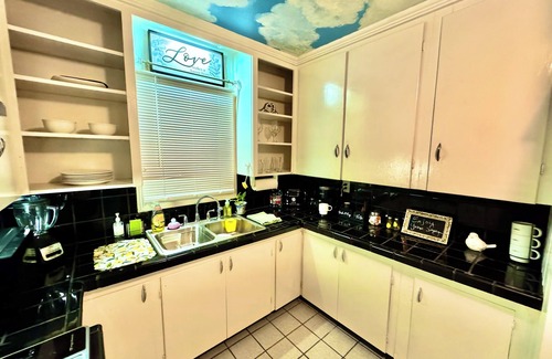 McAllen Casa | Cozy, Vintage Casita in The Heart of McAllen, Texas