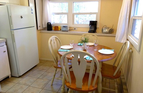 Layton Casa | Cozy vintage hilltop getaway - great Poconos location!