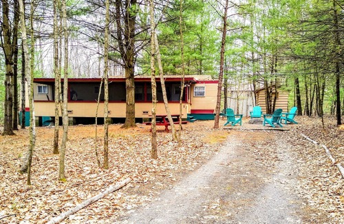 Layton Casa | Cozy vintage hilltop getaway - great Poconos location!