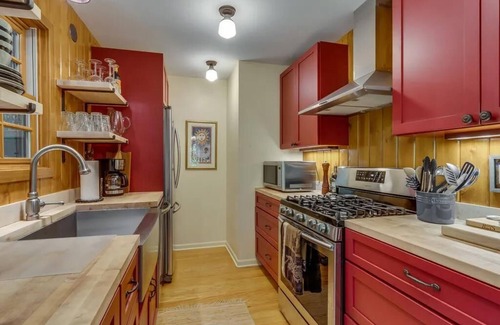 Michiana Shores Cabaña | Cozy Vintage Michiana Shores Cottage w/Fireplace, Firepit, & Screened-in Porch