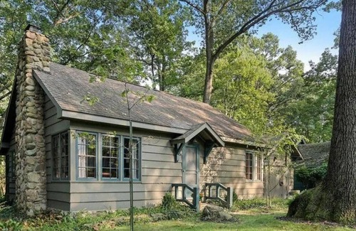 Michiana Shores Cabaña | Cozy Vintage Michiana Shores Cottage w/Fireplace, Firepit, & Screened-in Porch
