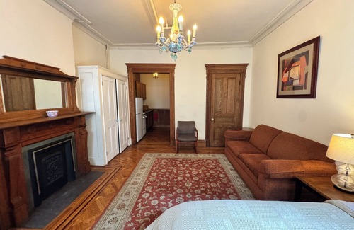 Central Park North Apartamento | Cozy vintage studio in New York City brownstone!