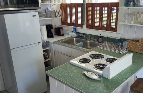 Crescent Beach Casa | Cozy Vintage Artist Cottage. 5-minute walk to the beach, 2BR / 1 BA. Pets OK,