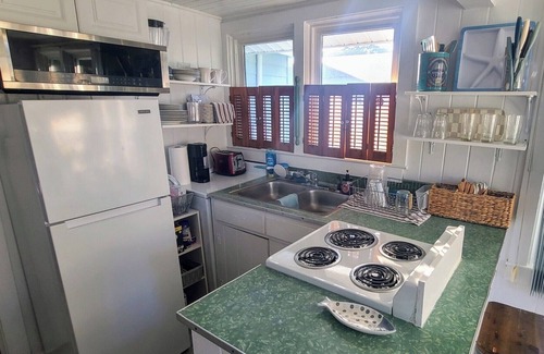 Crescent Beach Casa | Cozy Vintage Artist Cottage. 5-minute walk to the beach, 2BR / 1 BA. Pets OK,