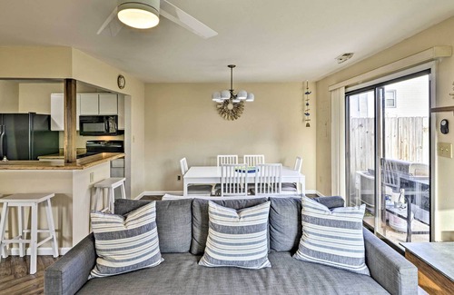 Virginia Beach Casa | Cozy Virginia Beach Townhome ~ 6 Mi to Beach!